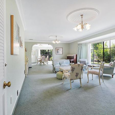 Wow, Spacious Home With A Pool 해밀턴 외부 사진