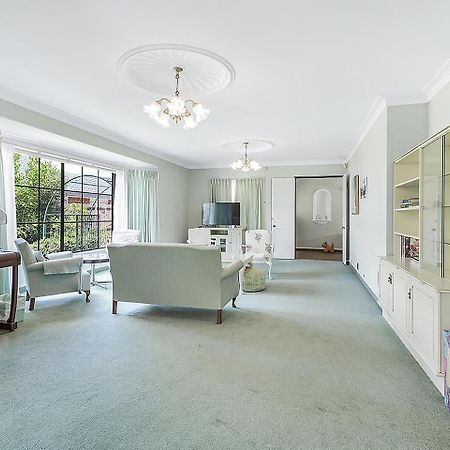 Wow, Spacious Home With A Pool 해밀턴 외부 사진