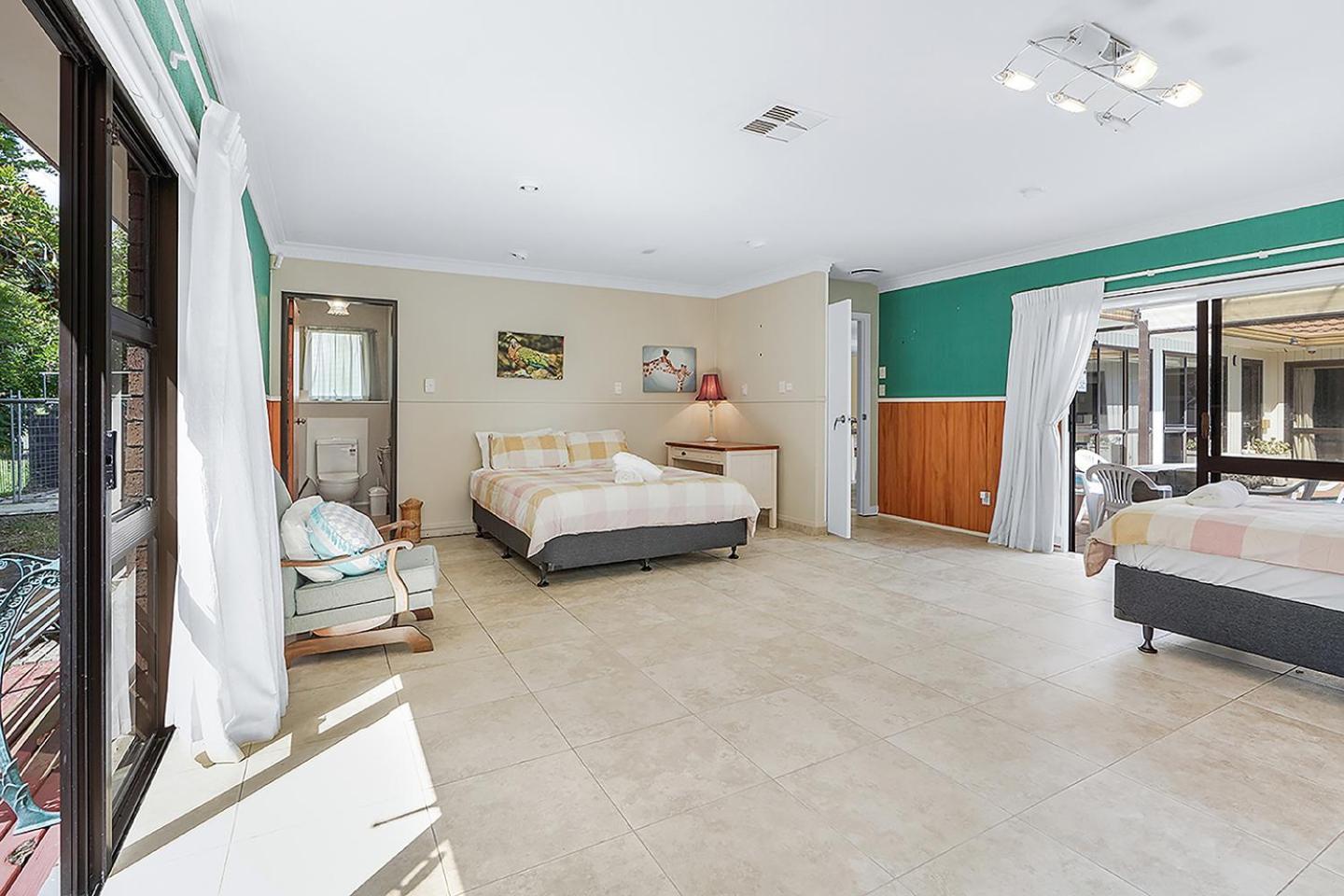 Wow, Spacious Home With A Pool 해밀턴 외부 사진