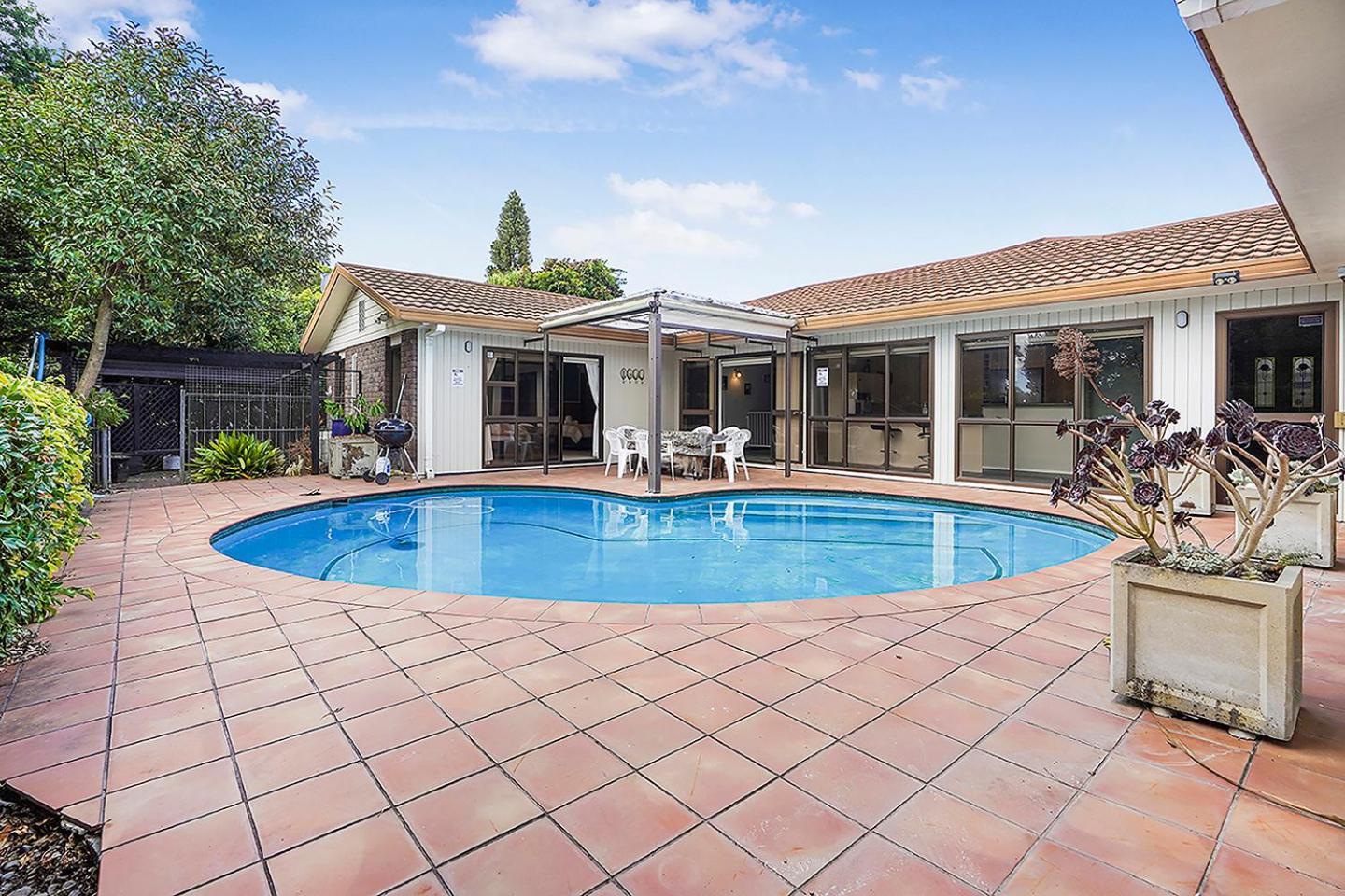 Wow, Spacious Home With A Pool 해밀턴 외부 사진