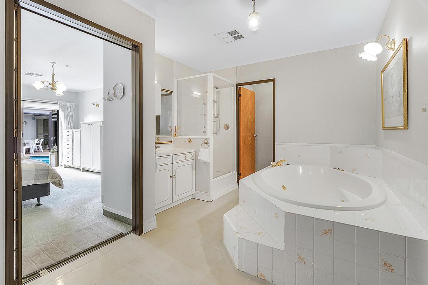 Wow, Spacious Home With A Pool 해밀턴 외부 사진