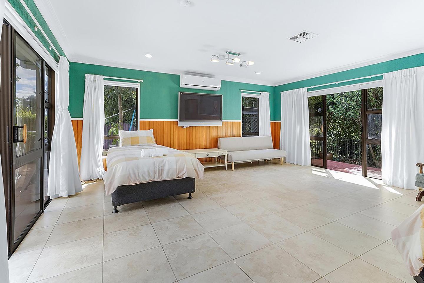 Wow, Spacious Home With A Pool 해밀턴 외부 사진